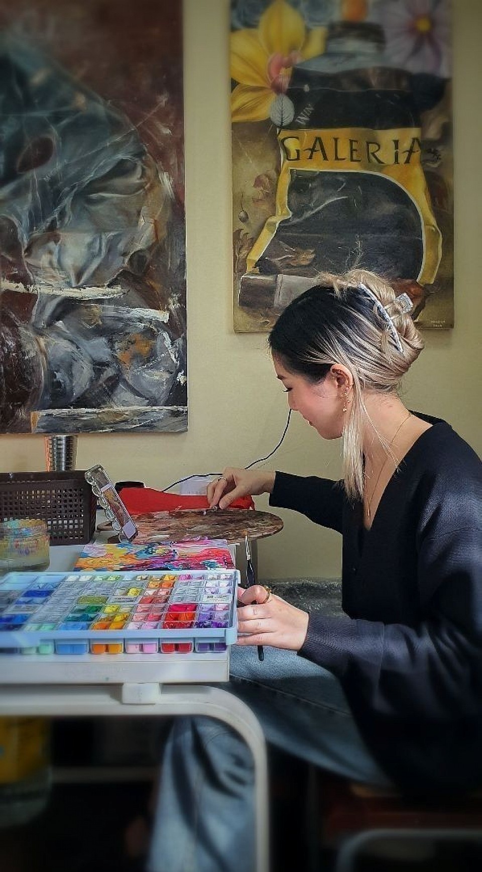 A Focused studio environment designed for careful learning.