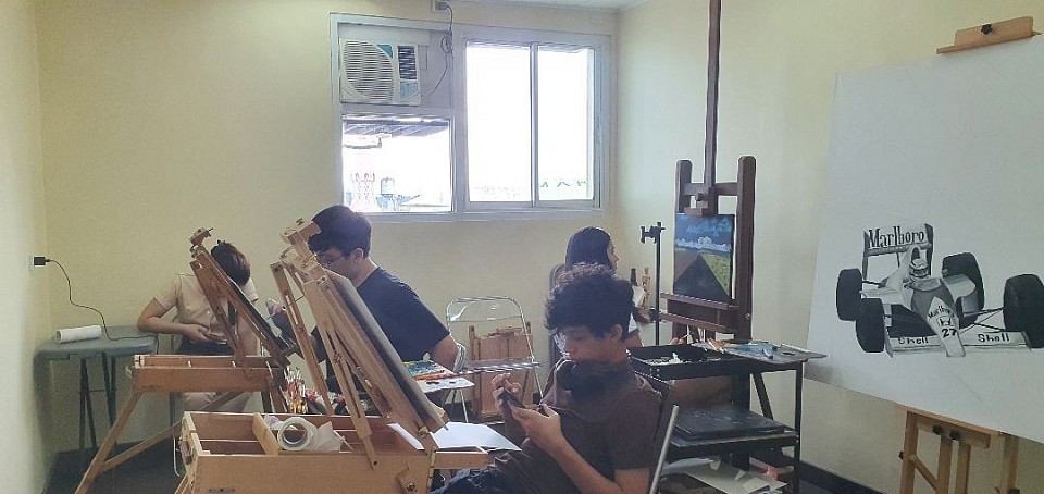 Although each student works independently, they share the studio with others who are also learning. This quiet community helps sustain curiosity, motivation, and creative exchange.